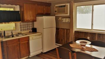 Een koelkast, een microgolfoven, een oven, een vaatwasser