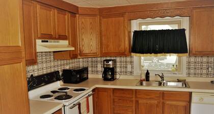 The Red 6: indulge in the charm of a delightful and cozy 2-bedrm apartment