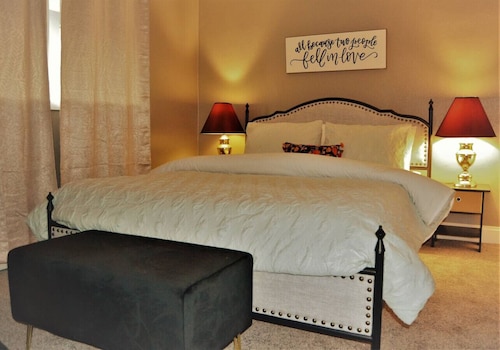 The Red 6: indulge in the charm of a delightful and cozy 2-bedrm apartment 