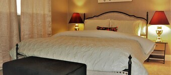 The Red 6: indulge in the charm of a delightful and cozy 2-bedrm apartment 