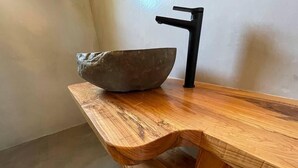 A wooden table with a stone bowl and a black faucet. - Villa with pool in Pelekas near the beach (Pelekas)