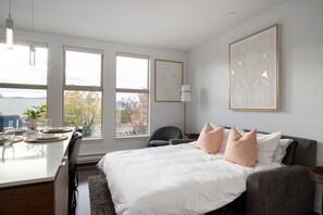 1 bedroom, iron/ironing board, free WiFi, bed sheets - Chic, Cozy, Modern and Clean 1 BDR with Parking (Victoria)