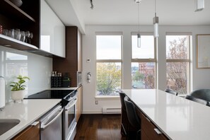 Fridge, microwave, oven, stovetop - Chic, Cozy, Modern and Clean 1 BDR with Parking (Victoria)