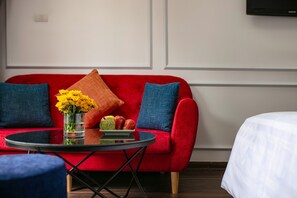 Junior Suite King size bed | Living area - Silk Hanoi Moment Hotel & Spa (Hanoi)