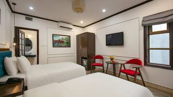 Deluxe Twin Room | Pillow-top beds, minibar, desk, laptop workspace