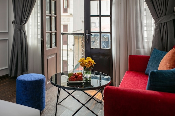 Junior Suite King size bed | Pillowtop beds, minibar, desk, laptop workspace