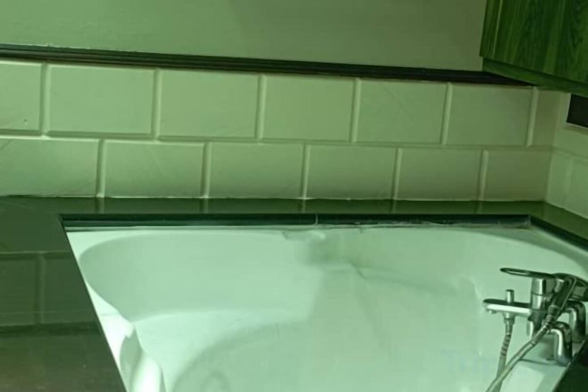 バスルーム | 個別の浴槽とシャワー、ヘアドライヤー、スリッパ、タオル