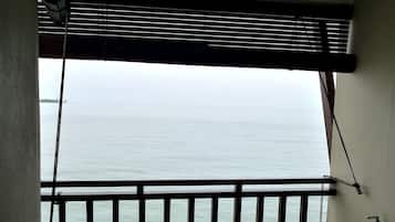 华丽木屋, 海景 | 浴室 | 独立的浴缸和淋浴、吹风机、拖鞋、毛巾
