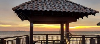  Alpine LXPD Full Seaview Water Chalet