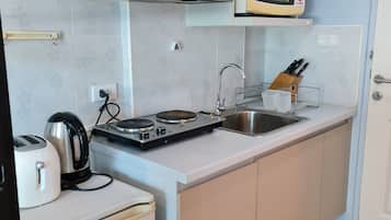 Standard Apartment | Private kitchen | Fridge, microwave, coffee/tea maker, electric kettle
