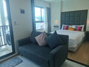 Deluxe-Apartment, 1 Doppelbett, Poolblick | 1 Schlafzimmer, Minibar, individuell dekoriert, individuell eingerichtet