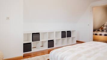 3 bedrooms, desk, iron/ironing board, free WiFi