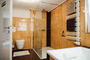 Tina, amenidades de baño gratuitas, secadora de cabello, batas 