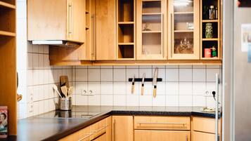 Een koelkast, een oven, een kookplaat, een vaatwasser