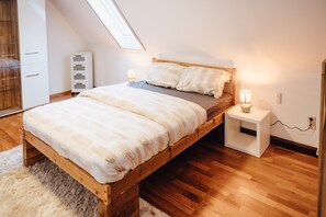 3 bedrooms, desk, iron/ironing board, free WiFi