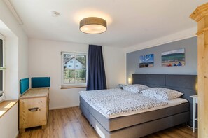 2 bedrooms, iron/ironing board, free WiFi, bed sheets - Apartment 'Schienerberghütte' with Private Terrace, Private Garden and Wi-Fi (Öhningen)