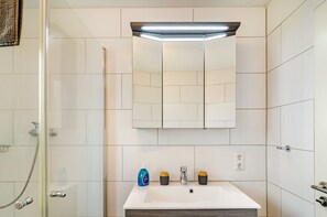Een douche, een haardroger, handdoeken