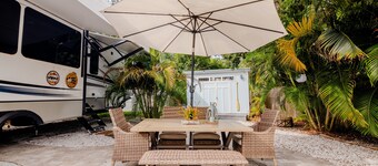 Happy Camper Cottage - Cozy Oasis with Outdoor Hot Tub 