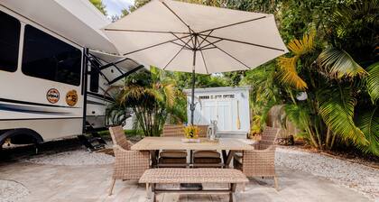Happy Camper Cottage - Cozy Oasis with Outdoor Hot Tub - No Cleaning Fee