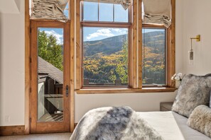5 bedrooms, desk, WiFi, bed sheets - NEW! Incredible Vail Views, 2 Bunk Rooms, Hot Tub, Chefs Kitchen. (Vail)