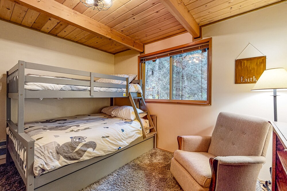 Dogfriendly woodland cabin with woodstove & deck, near Lake Cle Elum