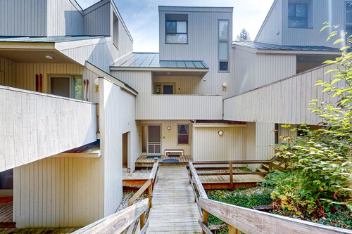 Secluded condo with pool, tennis court, sauna, & grill access - W/D and AC