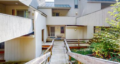 Secluded condo with pool, tennis court, sauna, & grill access - W/D and AC