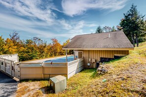 Property grounds - Ski-in/out, dog-friendly townhome with mountain views, hot tub & pool (Newry)