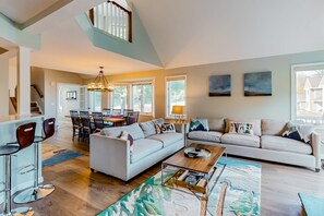 TV, fireplace, video games, foosball - Ski-in/out, dog-friendly townhome with mountain views, hot tub & pool (Newry)