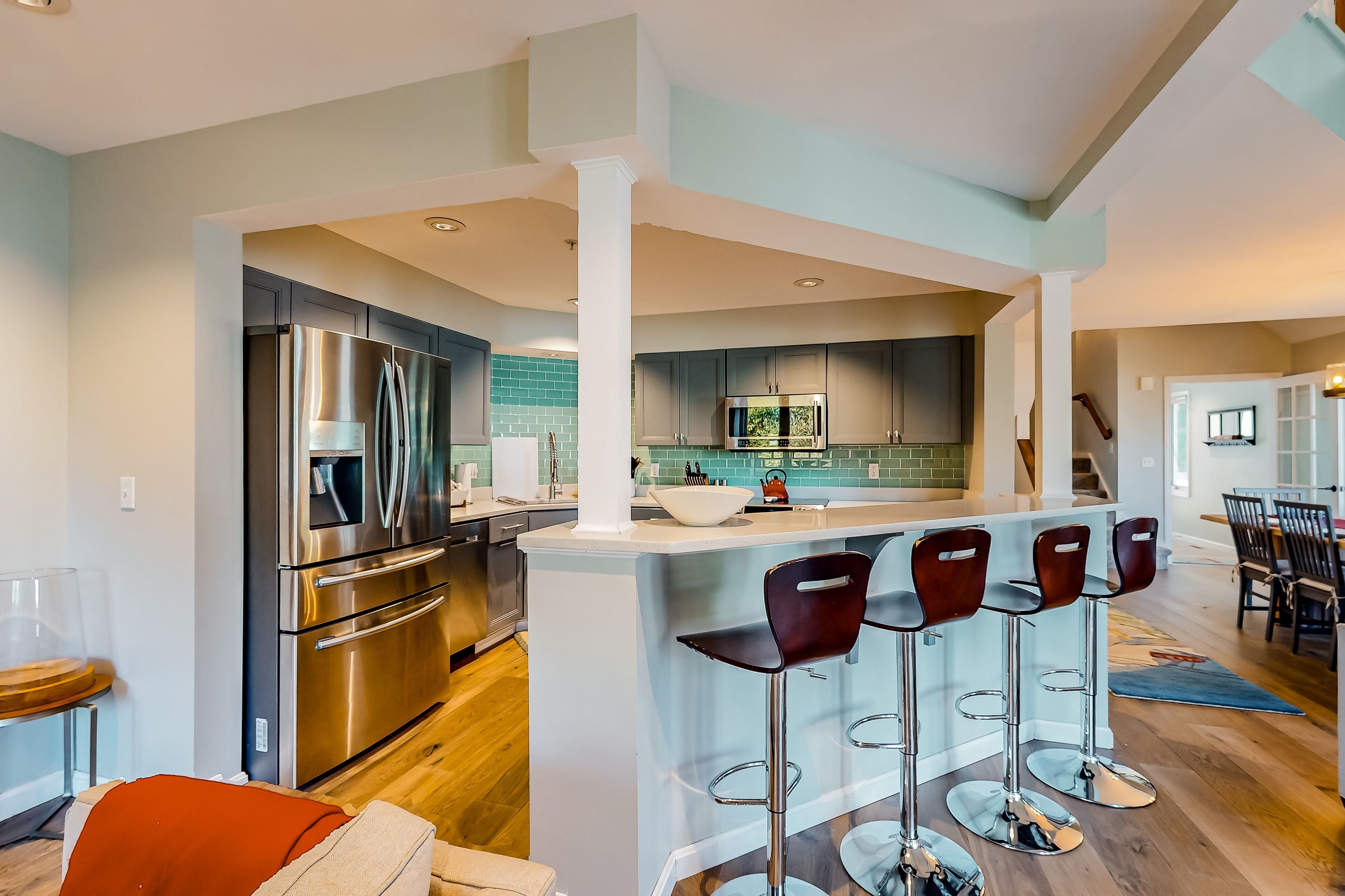 冷蔵庫、電子レンジ、オーブン、コンロ