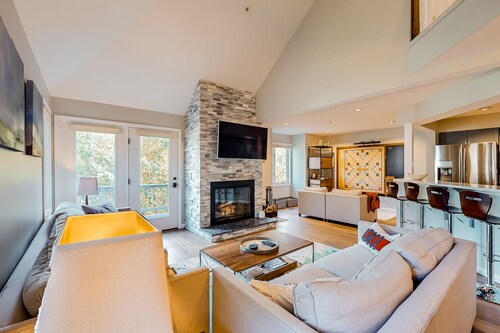 Ski-in/out, dog-friendly townhome with mountain views, hot tub & pool