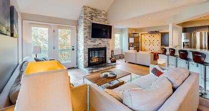 Ski-in/out, dog-friendly townhome with mountain views, hot tub & pool