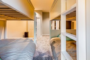 4 bedrooms, Internet, bed sheets