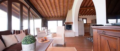 TV, fireplace, stereo