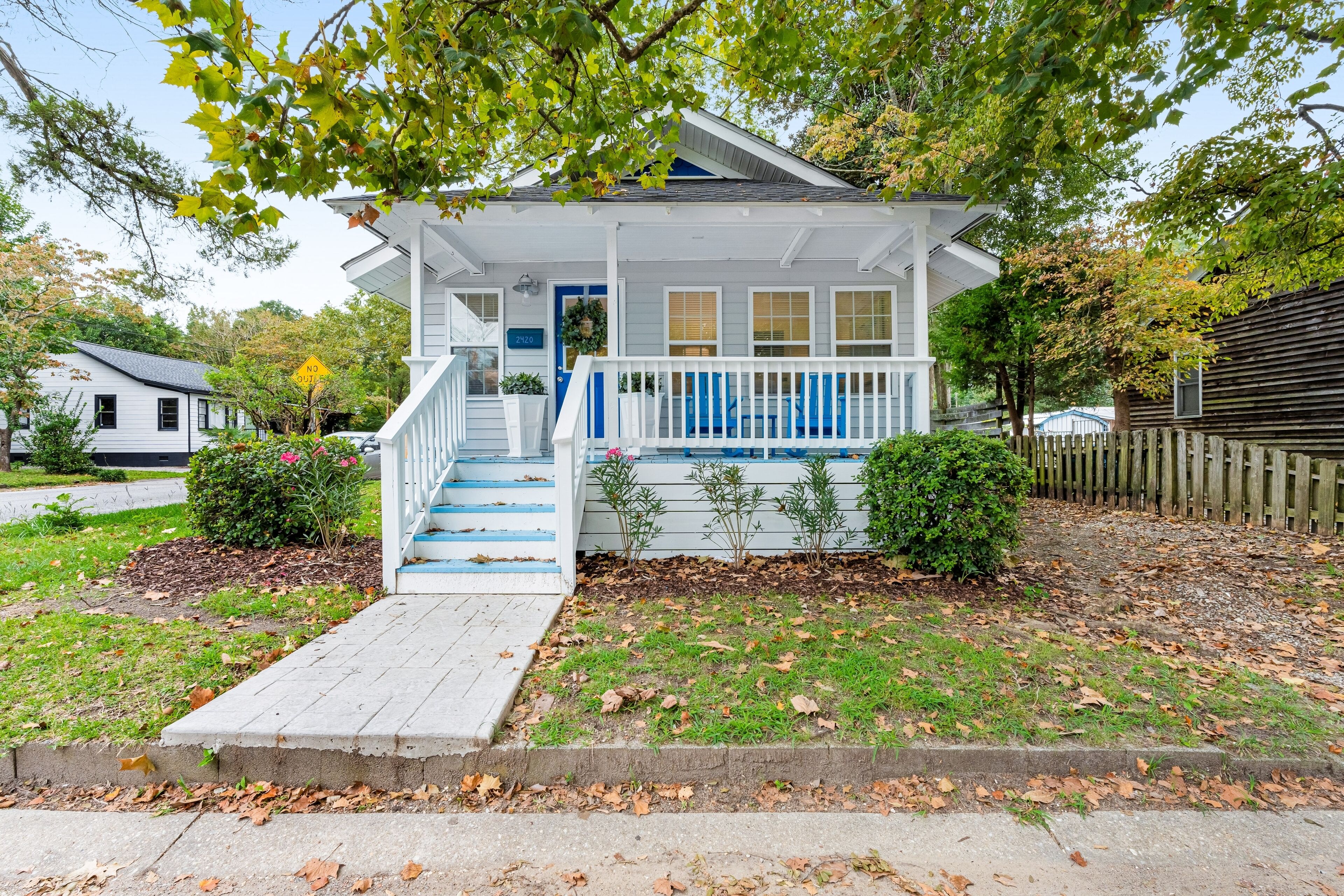 Newly remodeled cottage near downtown with porch & enclosed yard - dogs ok