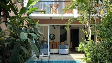 Suite Junior, 1 trÚs grand lit, salle de bains privée, en bord de piscine | Terrasse/Patio