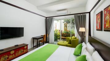 Suite junior, 1 cama de matrimonio grande, baño privado, junto a la piscina | Ropa de cama de alta calidad, caja fuerte, decoración individual