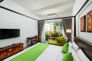 Junior Suite, 1 King Bed, Private Bathroom, Poolside