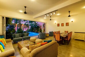 Villa Premium, 5 habitaciones, piscina privada | Zona de estar | Televisión LED de 50 pulgadas con canales por cable