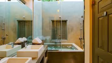 Grand Suite, 1 Bedroom, Kitchenette, Poolside | Bathroom