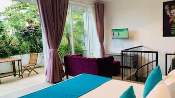 Executive Suite, 1 King Bed, Balcony, Park View | Premium bedding, in-room safe, individually decorated