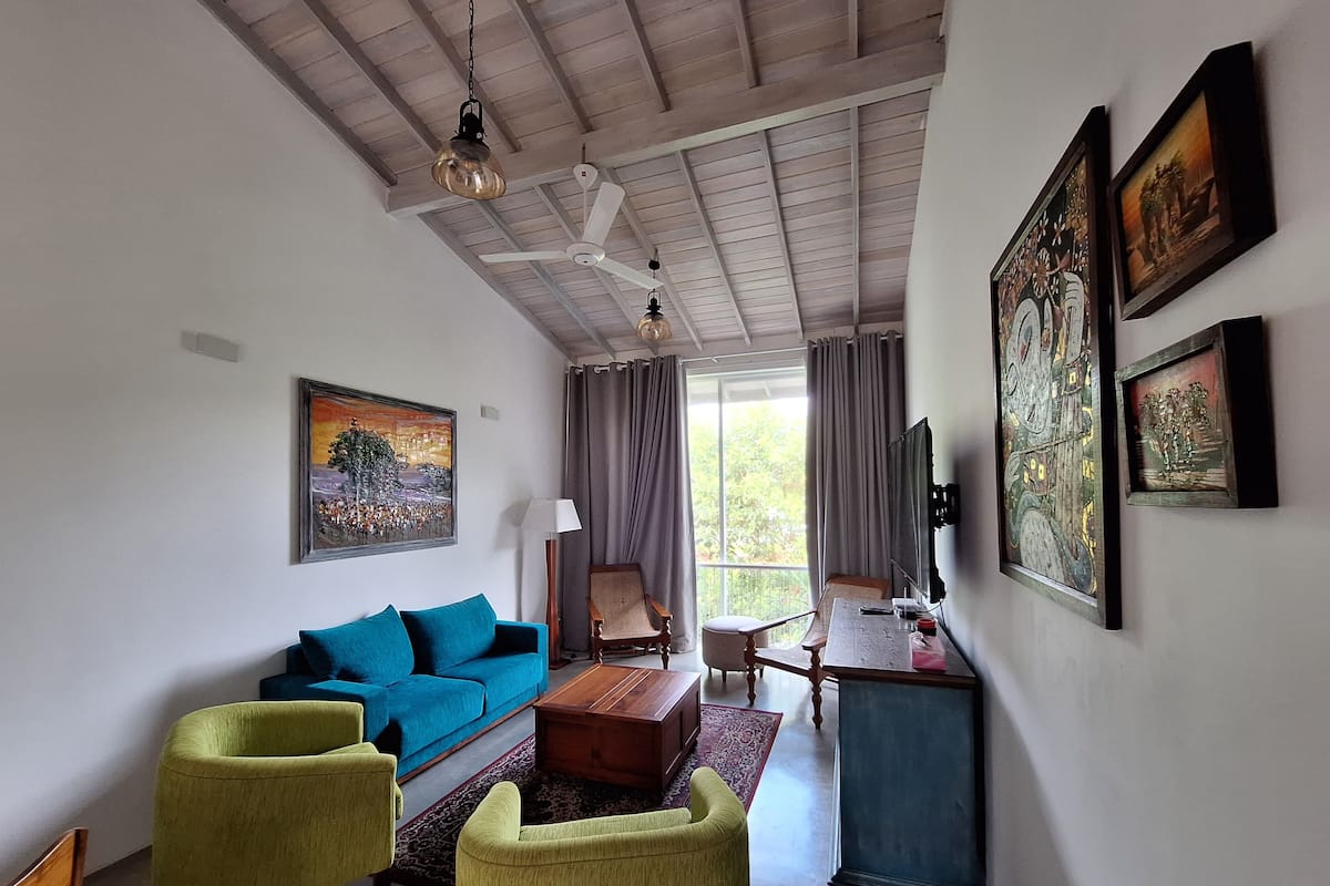 Grand suite, 1 slaapkamer, kitchenette, aan het zwembad | Woonruimte | Een 50-inch ledtelevisie met kabelzenders