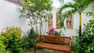 小型套房, 1 张特大床, 私人浴室, 池畔 | 客房景观