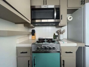 Mikrobølgeovn, kaffetrakter/tekoker og kjøkkenutstyr