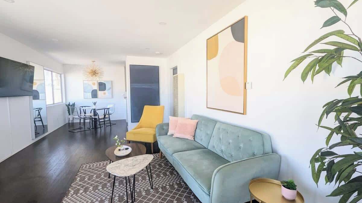 TV, bøker og kontorer