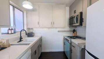 Microondas, cafetera y tetera y utensilios de cocina