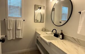 Douche, serviettes fournies, shampooing