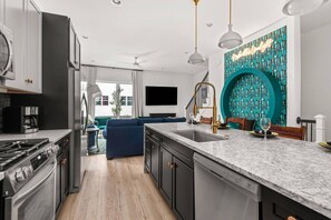 Geladeira, micro-ondas, lava-louças, cafeteira/chaleira