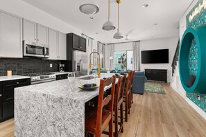 Geladeira, micro-ondas, lava-louças, cafeteira/chaleira