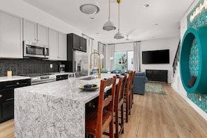 Geladeira, micro-ondas, lava-louças, cafeteira/chaleira